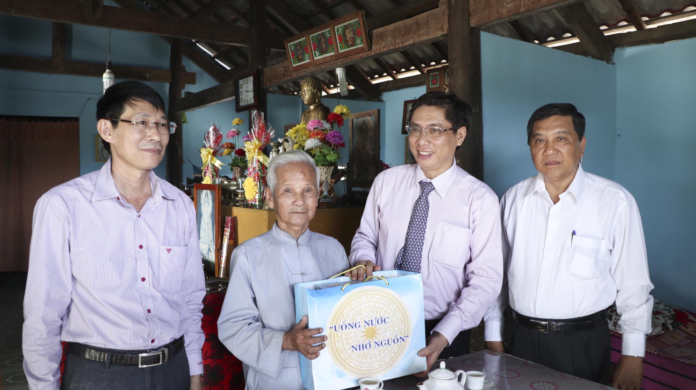 Ông Lê Đức Vinh trao quà cho Trần Thuận Yến - Cha Liệt sĩ (Diên Đồng).