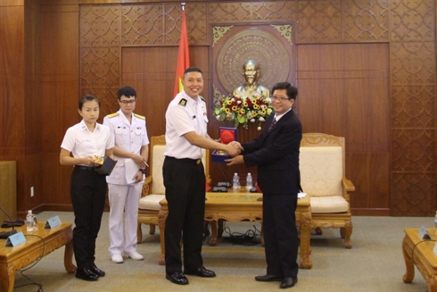 Ông Dương Nam Khánh Tặng quà lưu niệm cho Thượng tá Joseph Neo.