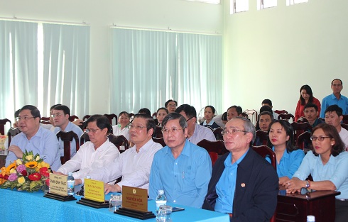 Quang cảnh tại buổi lễ trao quà.