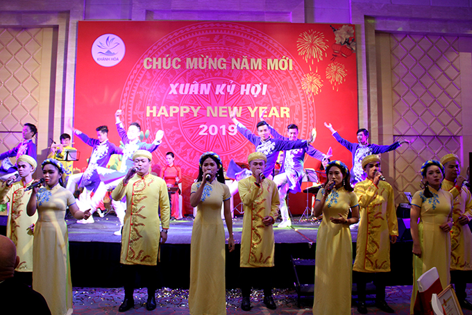 Biểu diễn văn nghệ chào mừng buổi gặp mặt.
