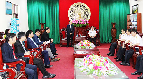 Ông Phan Đình Trạc chúc Tết các cán bộ, chiến sĩ.