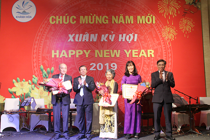 Ông Lê Đức Vinh (phải) trao bằng khen cho các cá nhân.