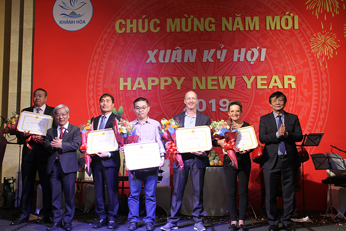 Ông Lê Xuân Thân (thứ 2 trái qua) và ông Trần Sơn Hải (phải) trao bằng khen cho đại diện các tập thể.