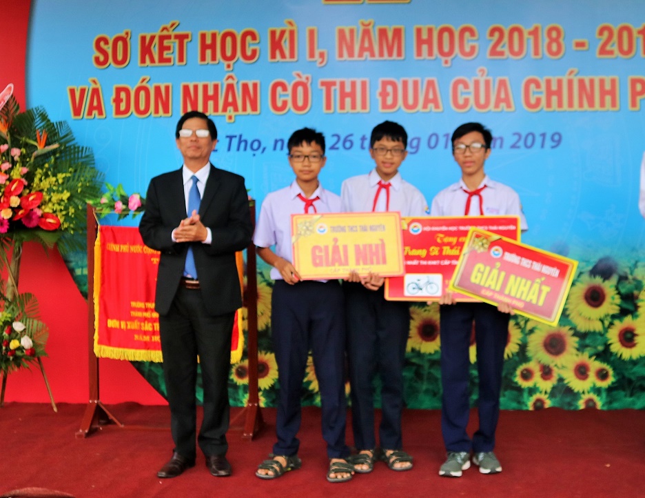 Các học sinh tiêu biểu được khen thưởng. 