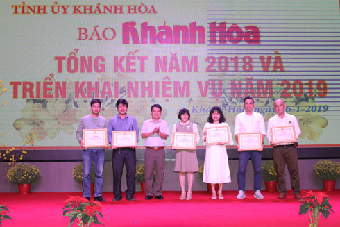 Khen thưởng các tập thể hoàn thành xuất sắc nhiệm vụ năm 2018