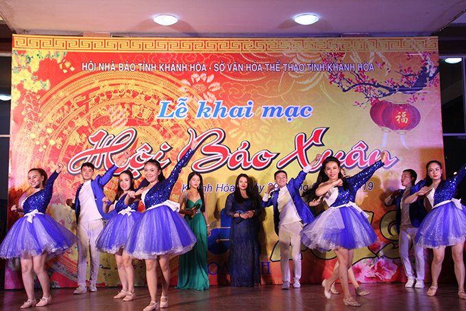 Chương trình văn nghệ chào mừng lễ khai mạc.