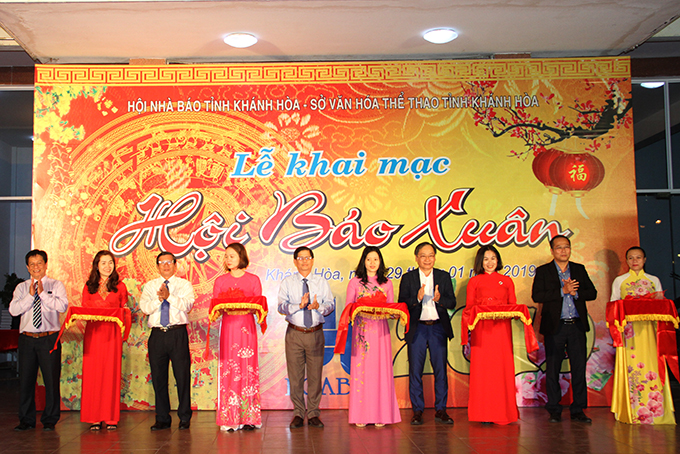 Các đại biểu thực hiện nghi thức cắt băng khai mạc Hội Báo xuân 2019.
