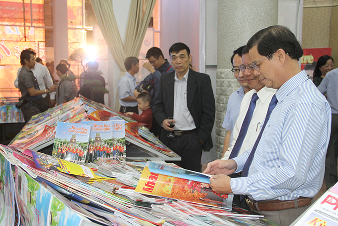 Lãnh đạo tỉnh đi tham quan Hội Báo xuân. 