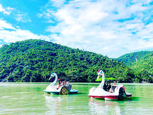 Khách tham quan Galina Lake View.