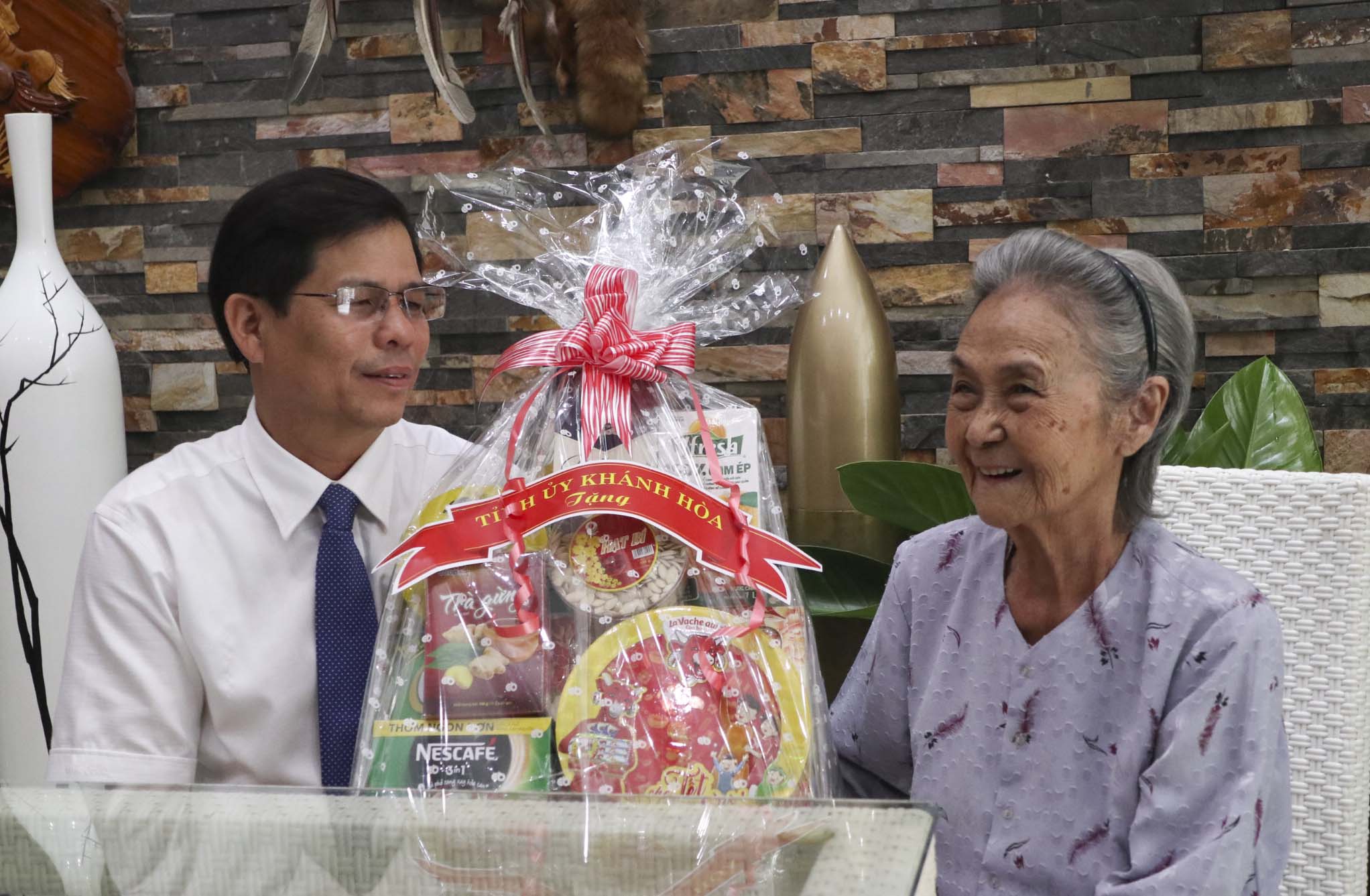 Ông Nguyễn Tấn Tuân thăm, chúc tết gia đình ông Lê Thanh Liêm - Nguyên Bí thư Tỉnh ủy