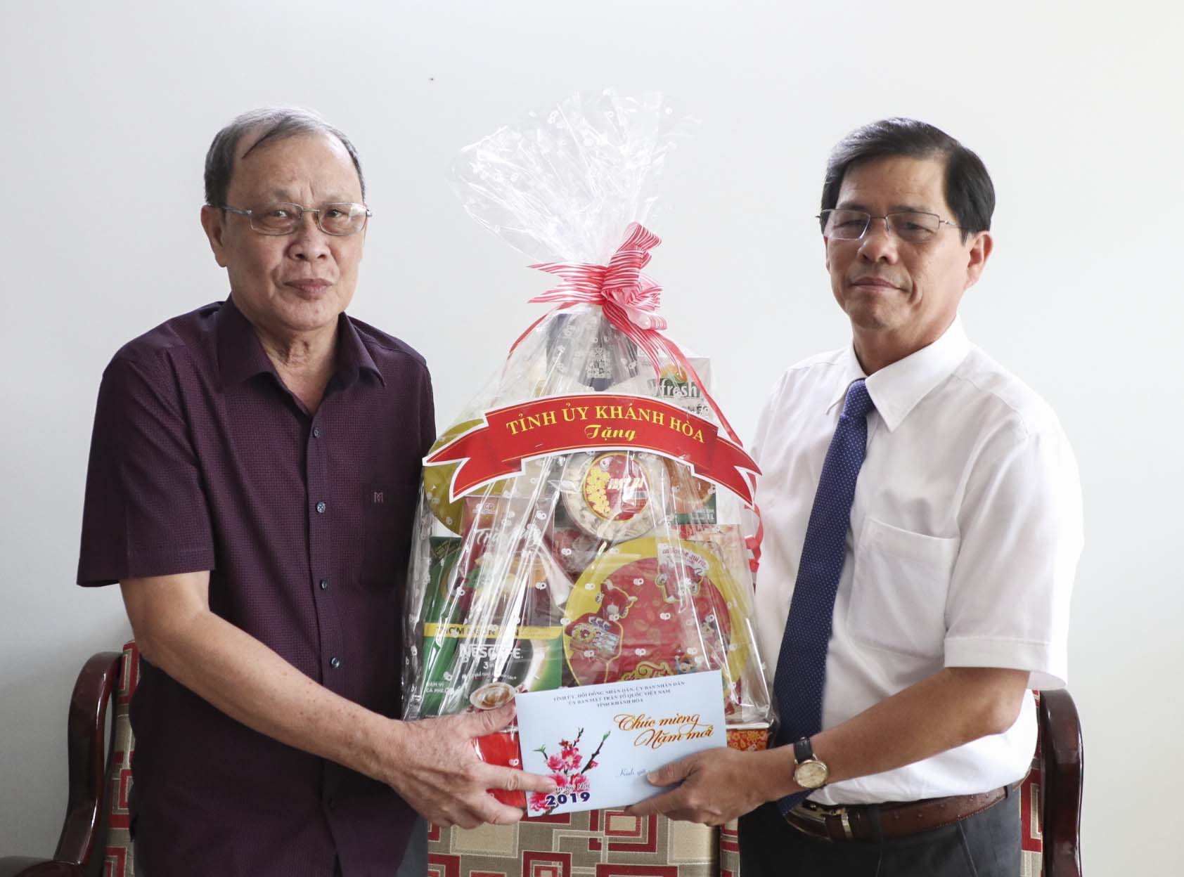 Ông Nguyễn Tấn Tuân thăm, chúc tết gia đình ông Lê Tụng - Nguyên Phó Bí thư Tỉnh ủy.
