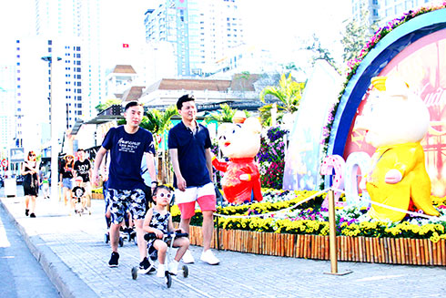 Khách du lịch dạo phố Nha Trang đầu xuân Kỷ Hợi.