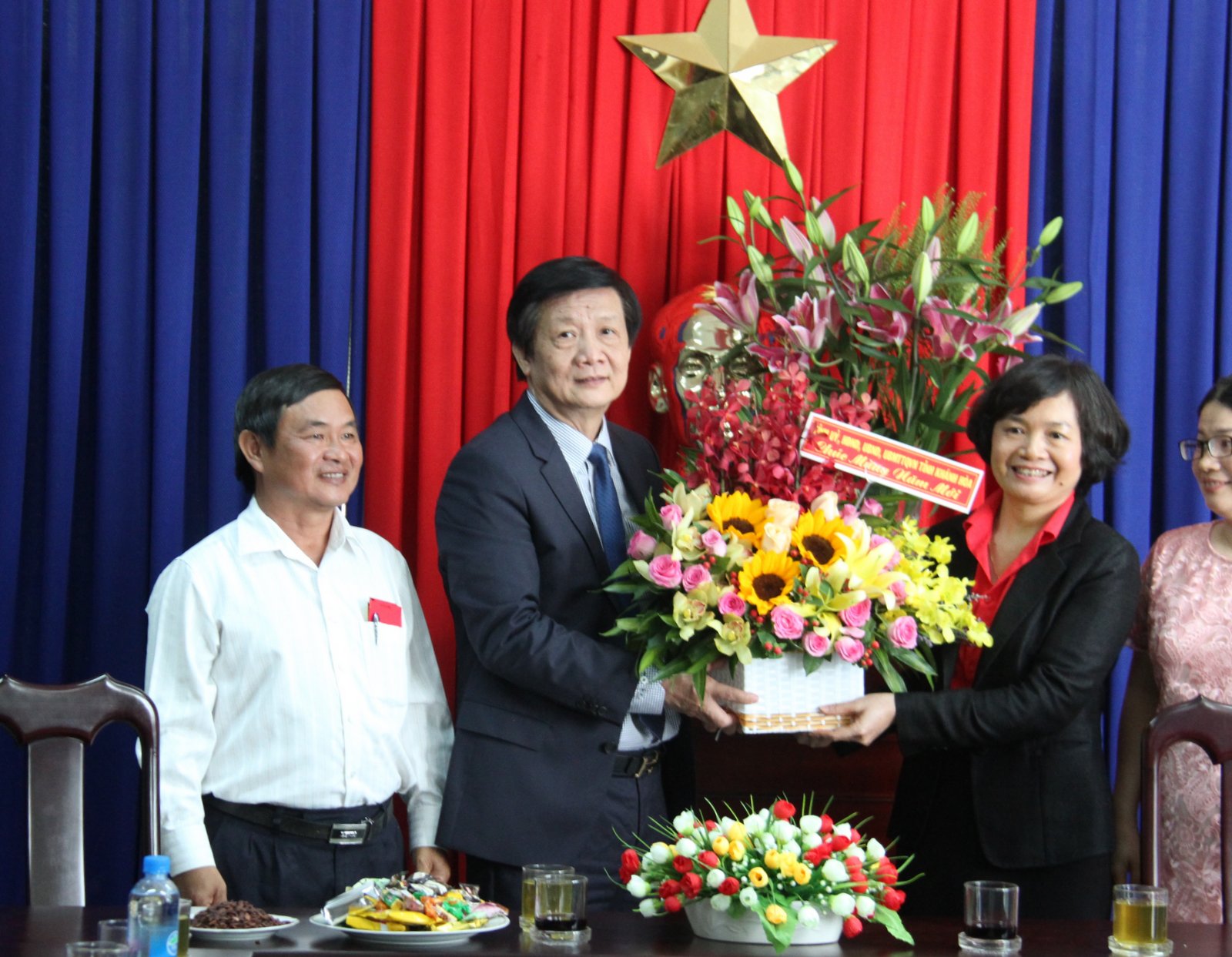  Phó Chủ tịch thường trực UBND tỉnh Khánh Hòa tặng hoa cho Sở Công thương cùng những lời nhắc về nhiêm vụ nặng nề của ngành trong năm 2019
