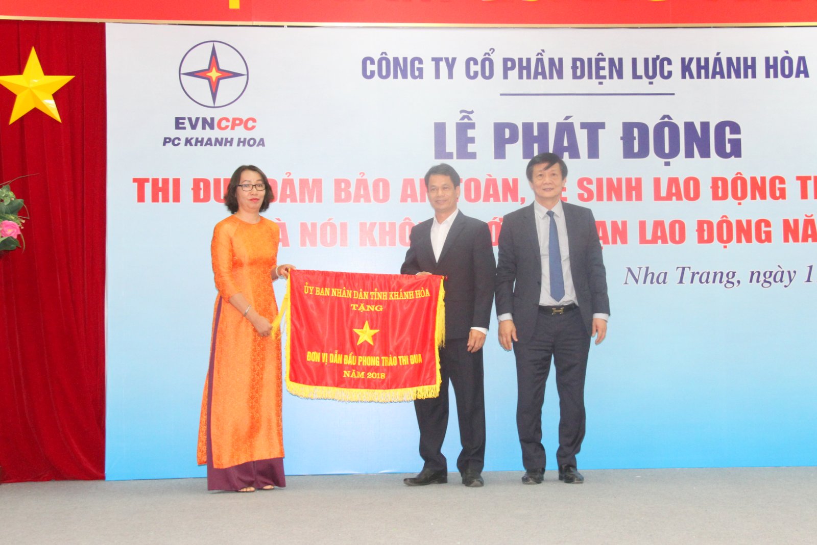 Ông Trần Sơn Hải trao cờ thi đua xuất sắc cho Điện lực Cam Ranh - Khánh Hơn