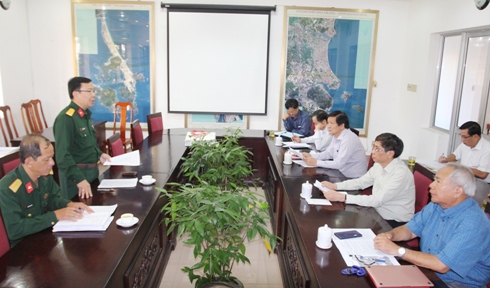Lãnh đạo Bộ CHQS tỉnh báo cáo tại buổi làm việc.