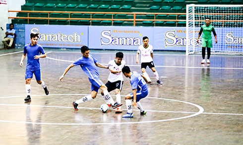 Một trận đấu tại giải futsal tỉnh.