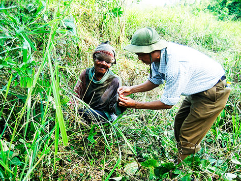 Cán bộ y tế lấy mẫu máu giám sát ca bệnh tại huyện Khánh Vĩnh.