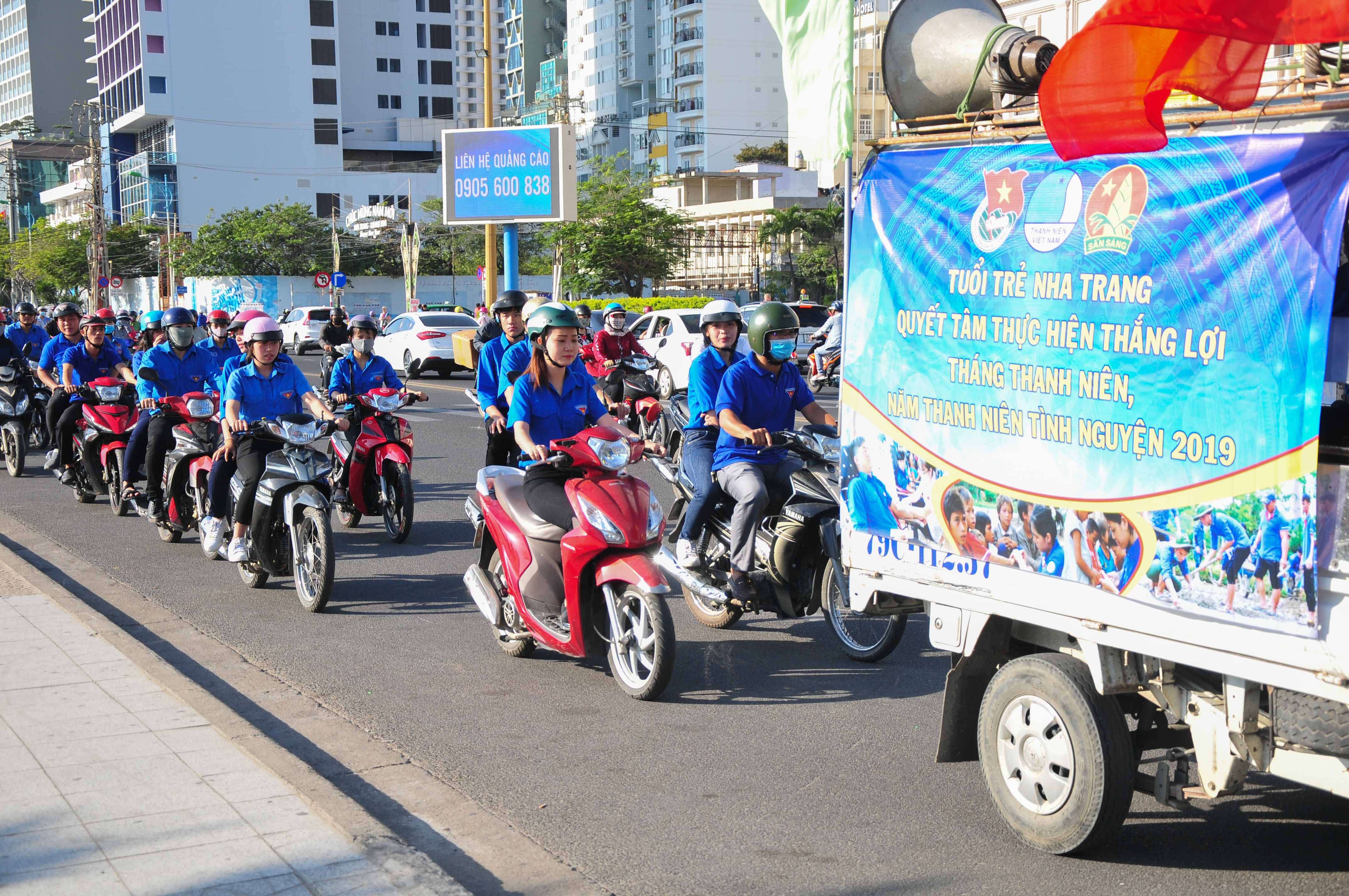 Các đoàn viên, thanh niên tham gia truyền thông về Tháng Thanh niên, Năm Thanh niên tình nguyện
