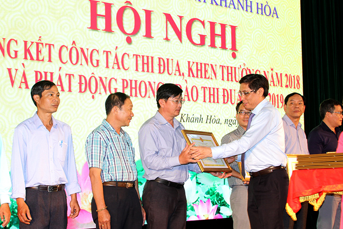 Ông Lê Đức Vinh trao bằng khen của UBND tỉnh cho các tập thể xuất sắc.