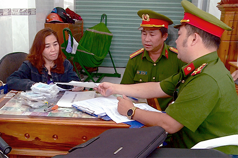 Công an TP. Cam Ranh kiểm tra hành chính một cơ sở cầm đồ.