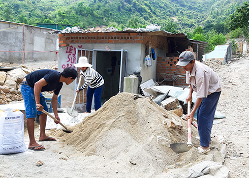 Gia đình bà Hoa đang sửa lại nhà.
