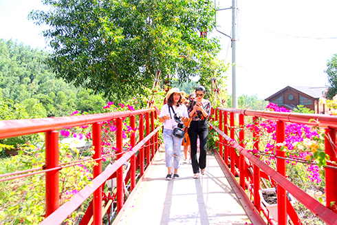 Cầu vào khu căn cứ Đồng Bò.