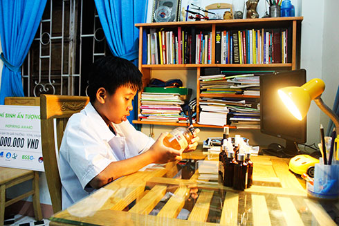 Bé Hoàng kiểm tra sản phẩm vừa hoàn thiện.