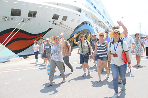 Khách du lịch tàu biển ghé Nha Trang.