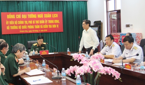 Ông Lê Đức Vinh báo cáo tình hình thực hiện nhiệm vụ quốc phòng an ninh địa phương.