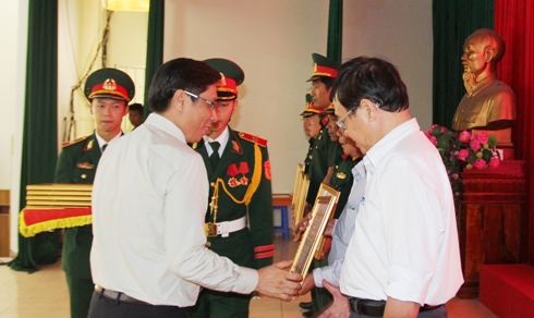 Ông Lê Đức Vinh trao Bằng khen cho các cá nhân.