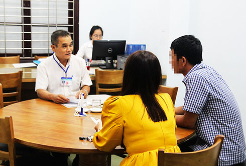 Hòa giải viên Trung tâm hòa giải, đối thoại tại  Tòa án nhân dân TP. Nha Trang trao đổi với đương sự.