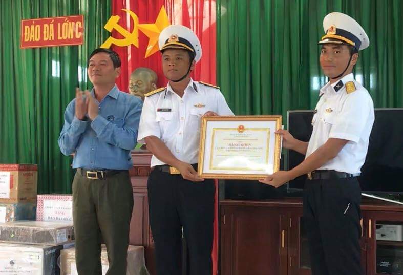 Ông Trần Mạnh Dũng - Ủy viên Ban Thường vụ Tỉnh ủy, Trưởng Ban Dân vận Tỉnh ủy trao quà tại đảo Đá Lớn C.