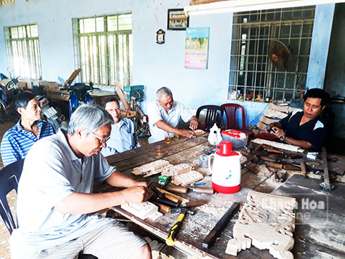 Trụ sở Hội là nơi thầy trò anh Luận chia sẻ kinh nghiệm nghề khắc chạm.