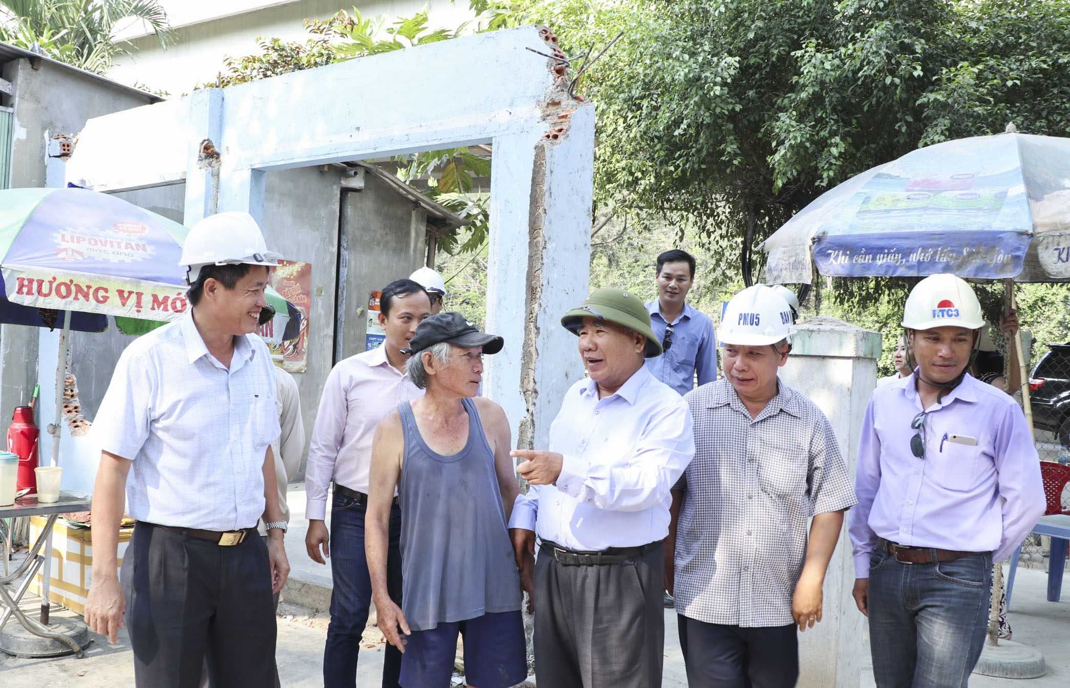 ông Đào Công Thiên động viên người dân bị ảnh hưởng từ dự án cầu vượt đèo Rù Rì sớm bàn giao mặt bằng.