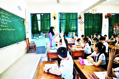 Học sinh Trường Tiểu học Tân Lập 1  trong buổi sinh hoạt chủ đề về Phòng tránh bị xâm hại. 