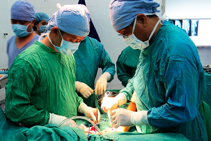 Thực hiện ca phẫu thuật tại Bệnh viện Đa khoa tỉnh. 