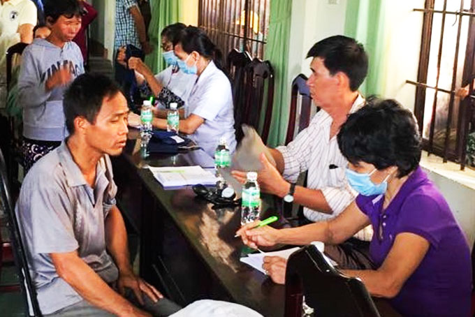 Khám bệnh cho người dân xã Ninh Tây.  