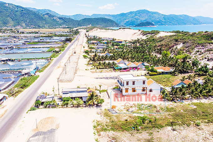 Một căn nhà chưa được giải tỏa khiến việc thi công của nhà thầu không thể triển khai.