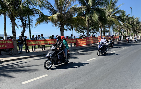 Người dân xuống đường căng băng rôn đòi Công ty Hoàng Quân giao nhà và thanh toán các khoản tiền phạt đã cam kết