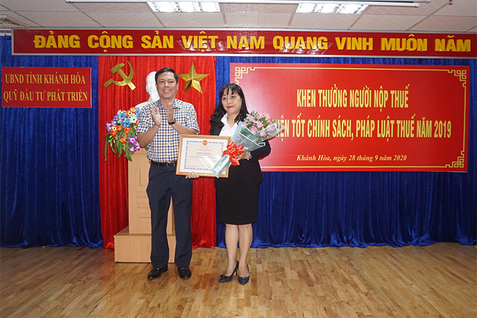 Lãnh đạo Cục Thuế tỉnh Khánh Hòa trao giấy khen cho Quỹ đầu tư phát triển Khánh Hoà.