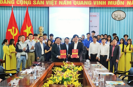 Lãnh đạo 2 trường ký kết hợp tác. 