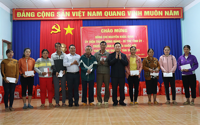 Lãnh đạo Tỉnh ủy và Huyện ủy trao quà cho các hộ nghèo