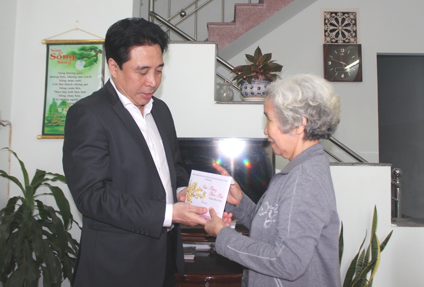 Và trao quà Tết cho gia đình ông Mai Xuân Cống.