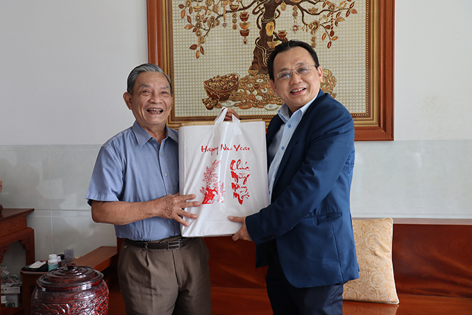 Đồng chí Lê Hữu Hoàng chúc tết gia đình đồng chí Lê Huẩn – nguyên Chỉ huy trưởng Cơ quan quân sự tỉnh