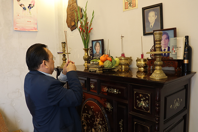 Đồng chí Lê Hữu Hoàng thắp nhang cho đồng chí Trần Diệu – nguyên Trưởng ban Tổ chức Tỉnh ủy