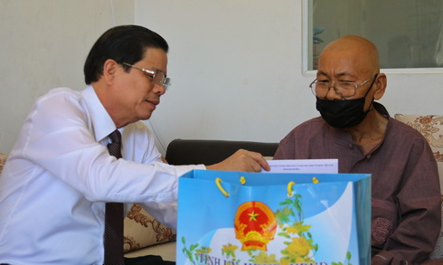 Chủ tịch UBND tỉnh Khánh Hòa chúc tặng quà, chúc Tết gia đình ông Chu Đình Anh Tuấn