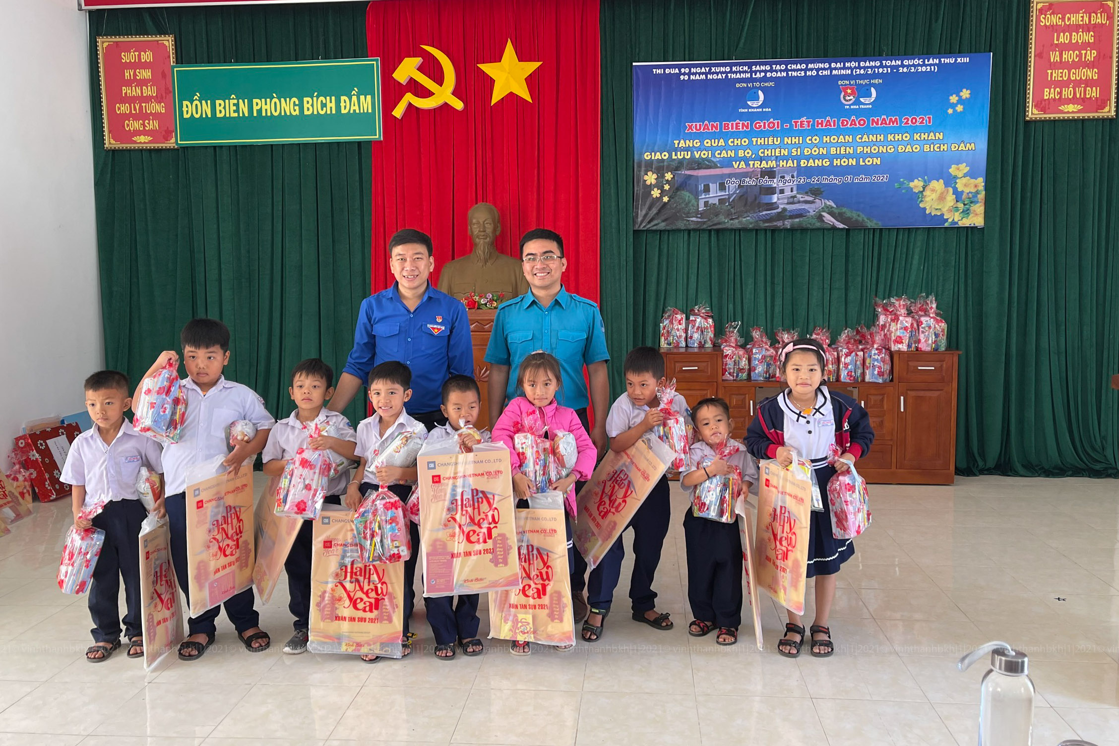 Các đơn vị trao quà cho học sinh khó khăn