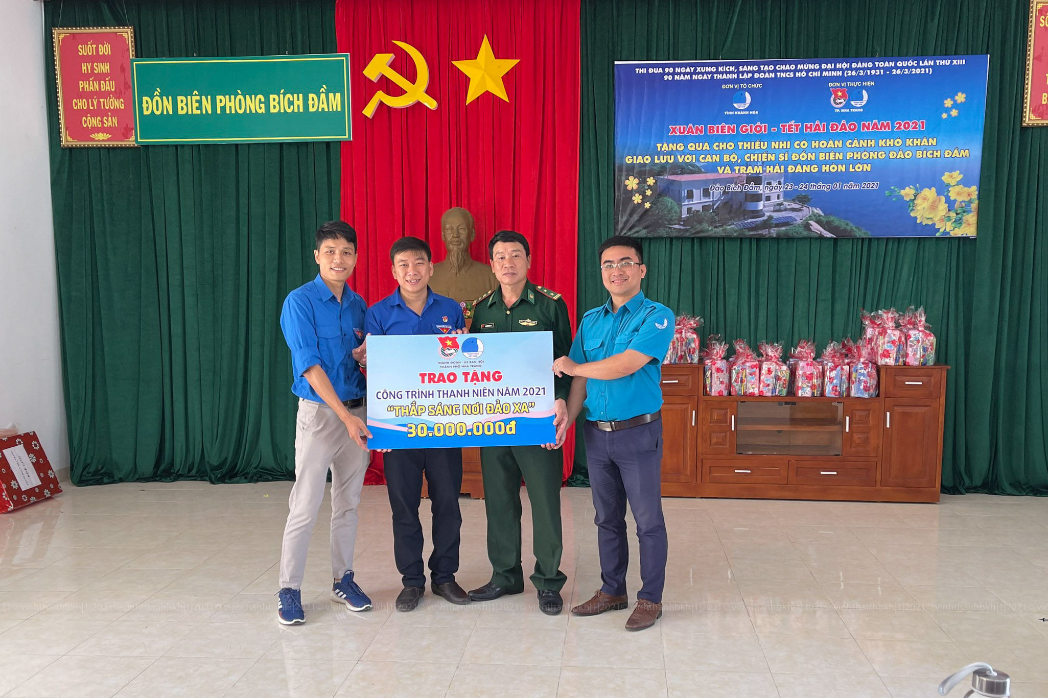 Trao biểu trưng công trình thanh niên Thắp sáng đảo xa 