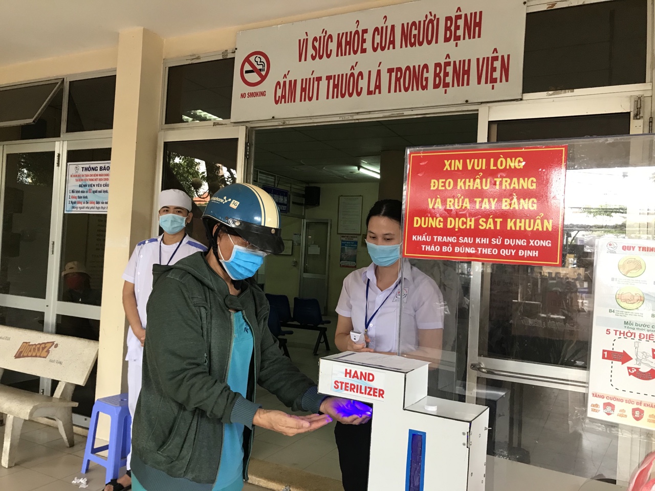 Người đến khám tại Bệnh viện Đa khoa tỉnh bắt buộc phải đeo khẩu trang và sát khuẩn tay nhanh