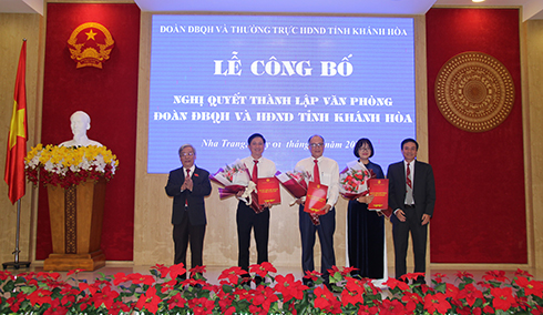 Các vị lãnh đạo trao quyết định bổ nhiệm và tặng hoa chúc mừng lãnh đạo Văn phòng Đoàn Đại biểu Quốc hội và HĐND tỉnh